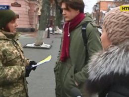 У Вінниці жінки-військовики влаштували неочікувану акцію для призовників