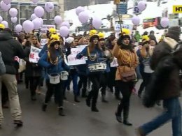 8 марта несколько десятков женщин вышли на улицы столицы маршем