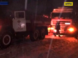 Негода на Полтавщині: рятувальники витягали зі снігових заметів великогабаритний транспорт