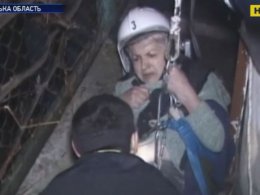 На Львівщині рятувальники витягнуи з 4-метрової ями 70-річну жінку