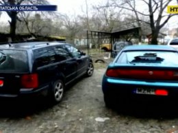 На Закарпатті на одному із подвір'їв невідомі пошкодили 8 машин з угорськими номерами