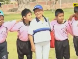 В Перу 92-летняя бабушка тренирует детскую команду
