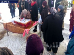 2-річну дівчинку, яку вбив батько, поховали на Чернігівщині