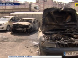 У Софіївській Борщагівці згоріли 5 автомобілів: підпал чи випадковість
