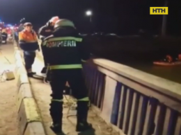 Дев'ятеро людей загинули внаслідок падіння мікроавтобуса в річку в Румунії