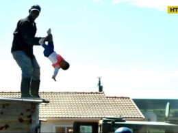 Батько кинув доньку з даху будинку, щоб його не демонтували.