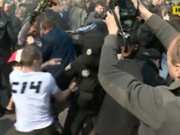 Праворадикальні молодики зірвали покладання квітів генералу Ватутіну у Києві