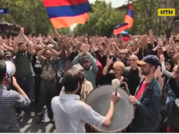 Мітингарі заблокували будівлю мерії Єревана