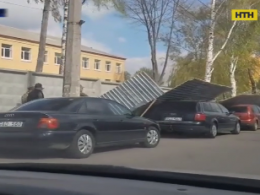 Строительный забор упал на припаркованные автомобили в Виннице