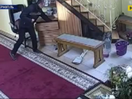 Поліція Тернополя розшукує чоловіка, який вкрав гроші з церкви