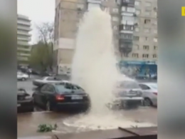 У Києві гейзер пошкодив автомобілі