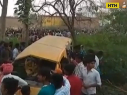 Потяг протаранив шкільний автобус в Індії, загинули 13 дітей