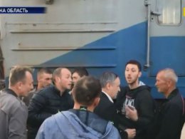 Майже 200 пасажирів електрички Львів-Мукачево заблокували рух потягу
