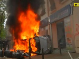 У Франції на свята агресивні молодики трощили крамниці і палили автомобілі
