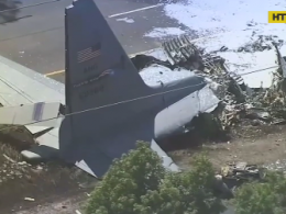 Военно-транспортный самолет упал на автомагистраль в США