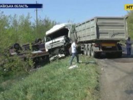 На Миколаївщині величезний зерновоз зіткнувся з двома автобусами
