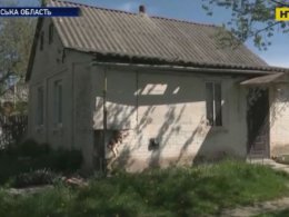 У будинки мешканців села на Полтавщині постійно в'їжджають автівки
