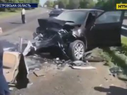 Страшне лобове зіткнення двох автомобілів сталося на Дніпропетровщині