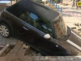 У середмісті Києва автомобіль провалився під землю