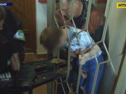 В Запорожье чрезвычайники вытаскивали 7-летнего мальчика, застрявшего в решетке
