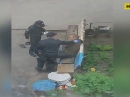В Сумах женщина-полицейская пытала беззащитного мужчину