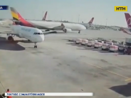У Стамбульському аеропорту зіткнулися два літаки