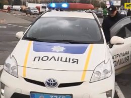 Во Львове пытаются спасти жизнь полицейской, которой водитель вонзил в живот нож