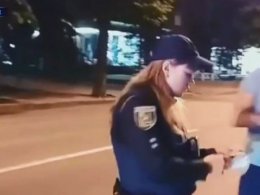 В Харькове патрульная полицейская остановила машину, а потом сама в нее въехала