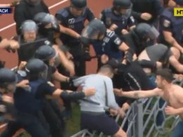 В Черкассах десятки болельщиков сорвали футбольный матч