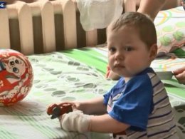 2-летний мальчик, которого отец 10 раз ударил ножом, выздоравливает
