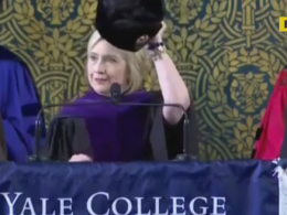 Гіларі Клінтон приміряла шапку-вушанку