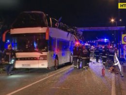 В Будапеште снесло крышу автобуса, в котором ехали украинцы