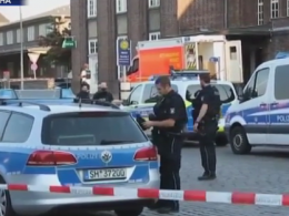 Мужчина подрезал полицейскую и ранил пассажира в поезде в Германии