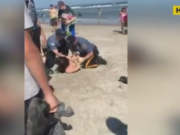 Поліцейський побив молоду дівчину на пляжі у США