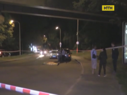 Чоловік звалився з мосту під колеса Фольцвагена у Києві