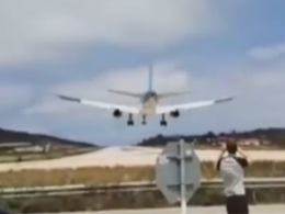 Самолет сбил с ног туриста во время взлета