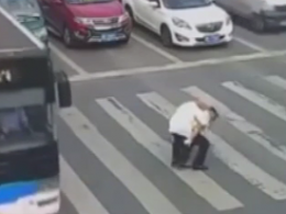 У Китаї патрульний переніс старенького дідуся через дорогу