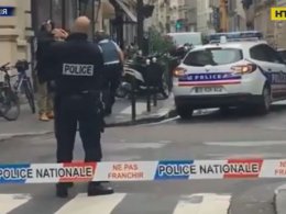 В Париже вооруженный мужчина захватил двух заложников