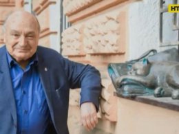 В Одессе с подоконника Всемирного клуба одесситов украли скульптуру кота Михаила Жванецкого