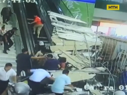 У Китаї відвідувачі торговельного центру ледь не загинули на ескалаторі