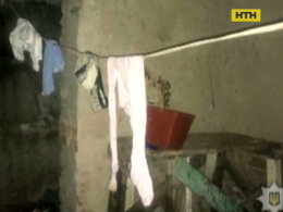 Младенца, который с родителями жил в подвале, изъяли правоохранители в Полтаве