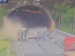 В Китае на скоростной трассе перевернулся автобус, три человека погибли