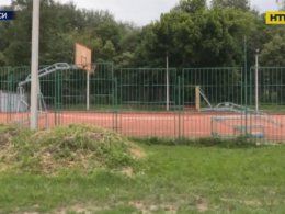 Сложную травму позвоночника получил подросток на спортивной площадке в Черкассах