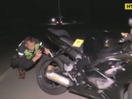 У Києві мотоцикліст збив двох пішоходів, які ввечері перебігали дорогу