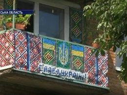На Львовщине пенсионерка превратила свой балкон на загадочную инсталляцию