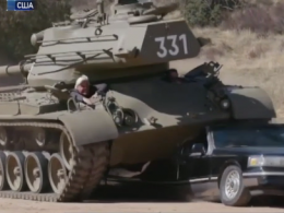 Арнольд Шварценеґґер переїхав лімузин на особистому танку