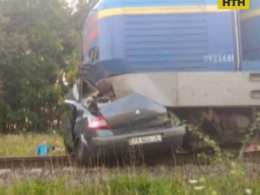 2 человека погибли в аварии на железнодорожном переезде в Киевской области