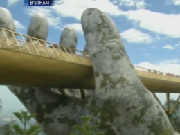 Во Вьетнаме открыли "Золотой мост" на руках