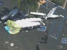 На парковку торгового центра упал самолет в Калифорнии