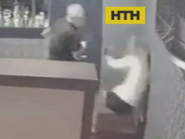 Клиент зала игровых автоматов жестоко избил и ограбил работницу